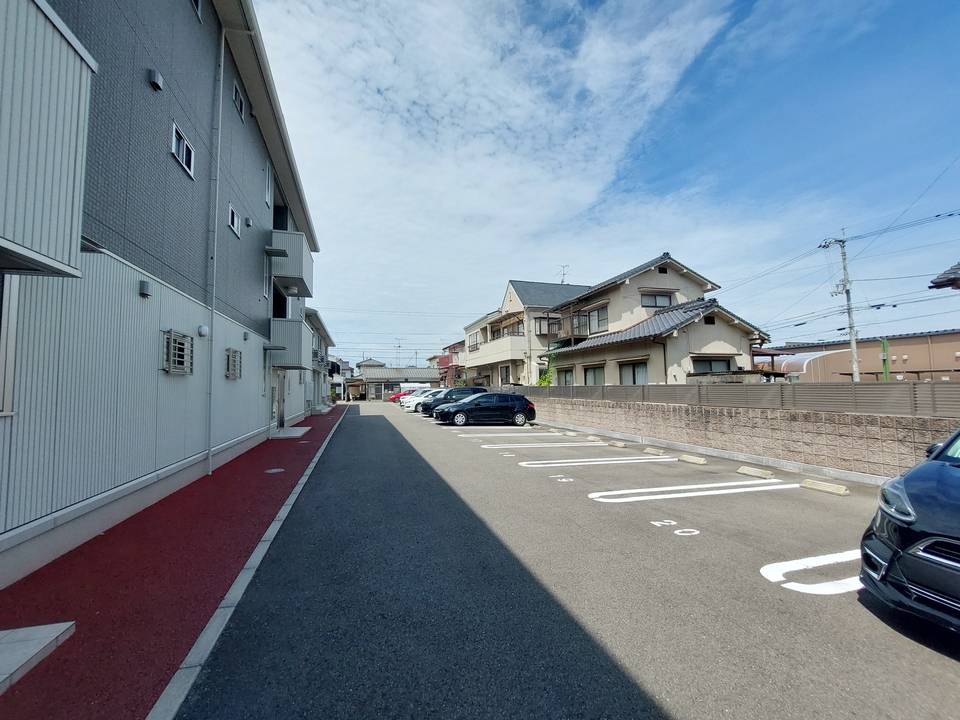 【松山市古川西のアパートの駐車場】