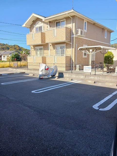 【岡山市中区倉富のアパートの駐車場】