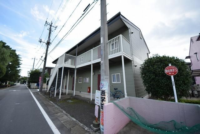 坂戸市伊豆の山町のアパートの建物外観