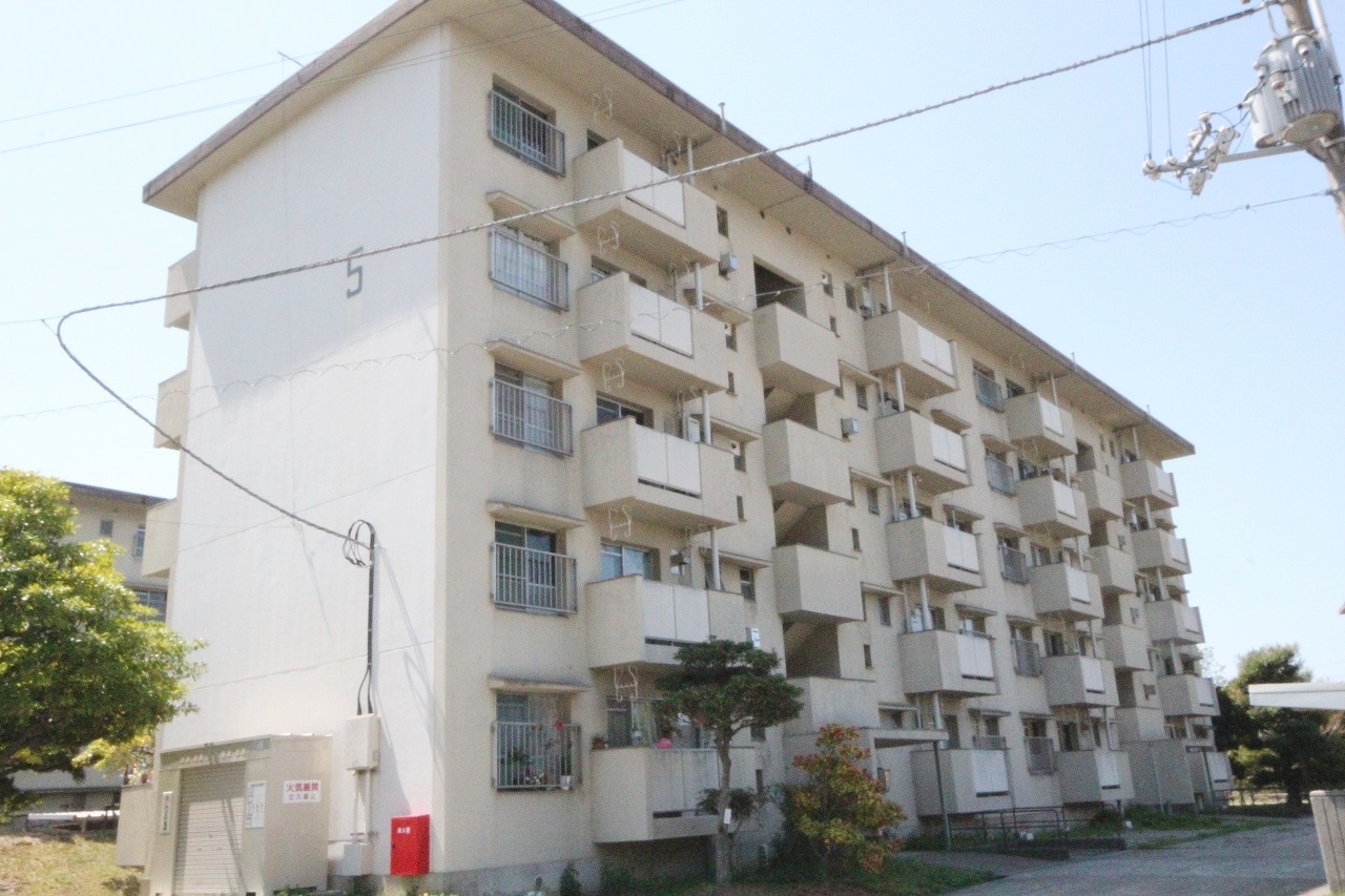 【高松市屋島西町のマンションの建物外観】