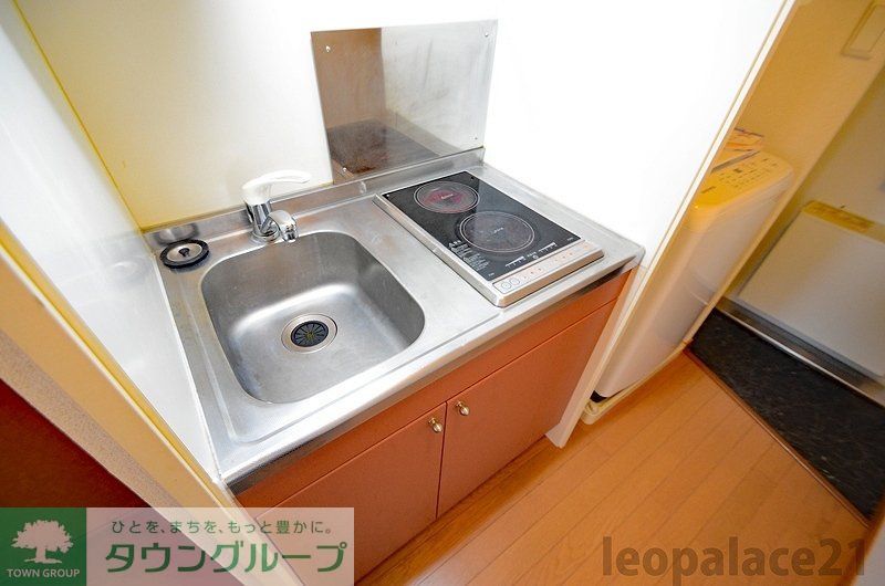 キッチン　2口ラジエントヒーター付き。部屋により設備が異なる場合あり。