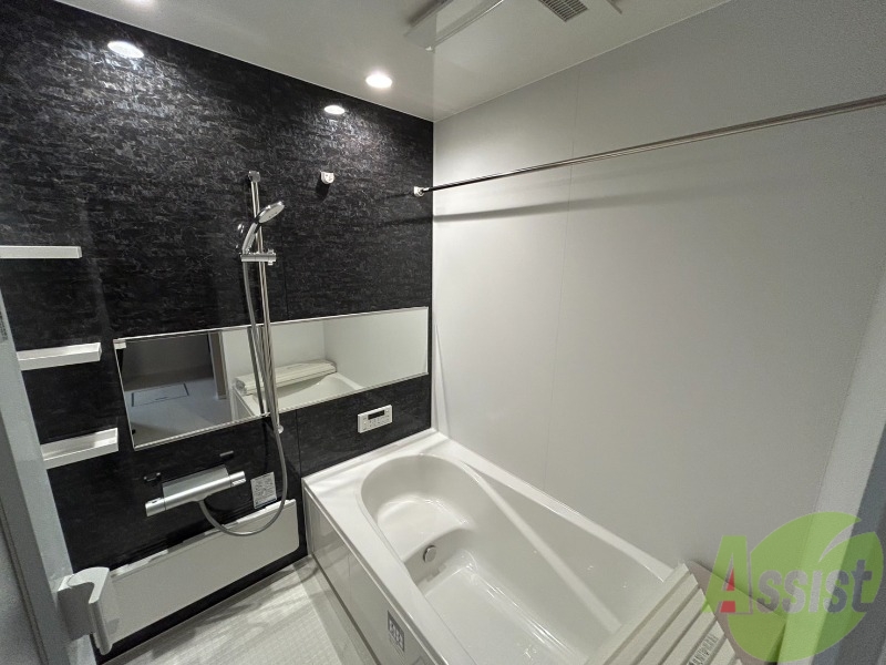 バス・シャワールーム　浴室には追い焚きと浴室乾燥機のほか、一坪風呂でとても広いです