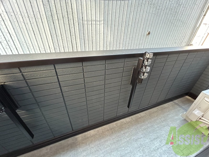 バルコニー　ベランダは洗濯物を干すのに十分なスペースがございます。