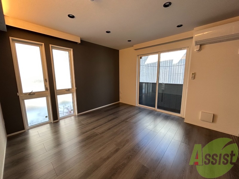 居室・リビング　こちらは１３．７帖のＬＤＫで、二面採光のため非常に明るいです