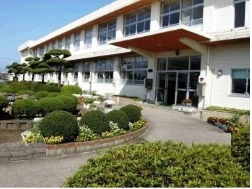 中学校　大村市立西大村中学校（中学校）まで735m