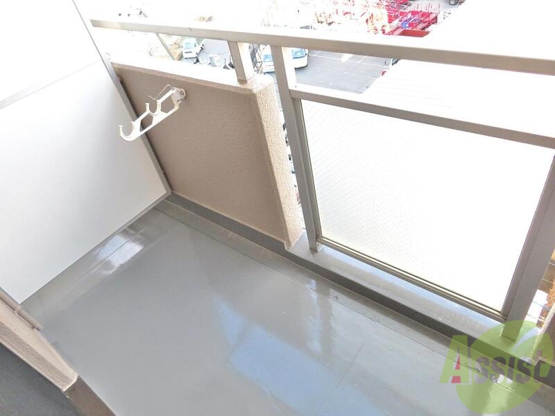 バルコニー　バルコニーも広めで洗濯干す時も使い勝手が良いですね。