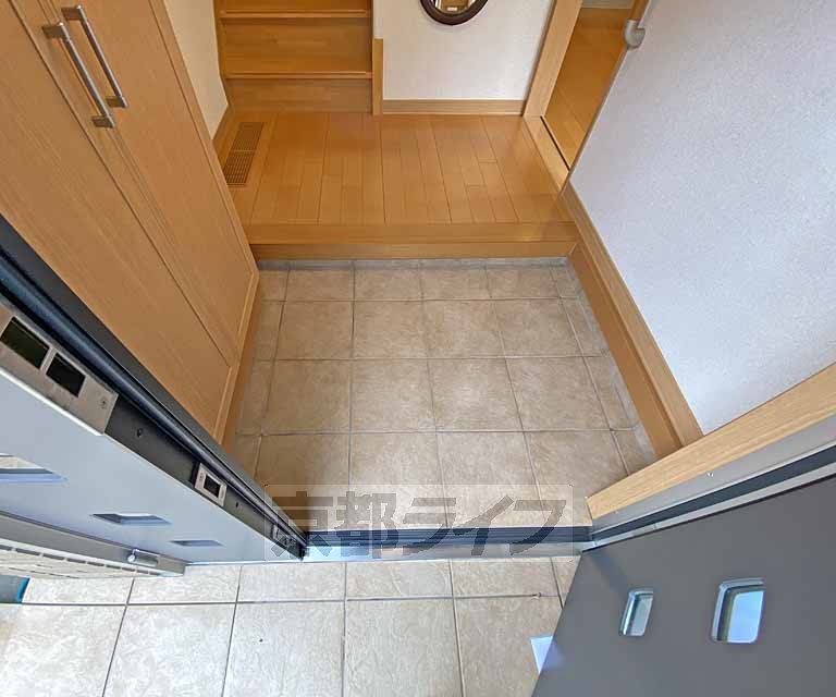 玄関　タイル張りの玄関です。