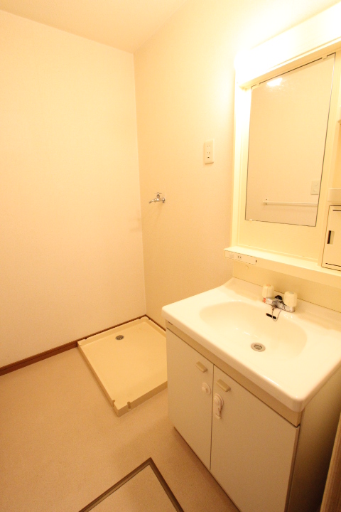 洗面設備　洗面化粧台付き・洗濯機置き場（反転写真参照）