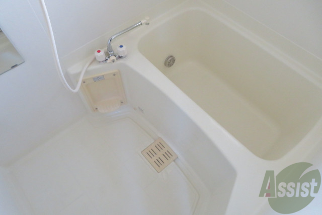 バス・シャワールーム　広いバスタブで、足を伸ばしてゆっくり休めますね。