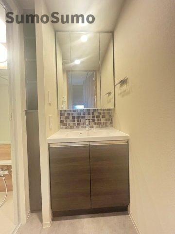 洗面設備　独立洗面台あり、毎朝おしゃれに忙しい女性の方におすすめです