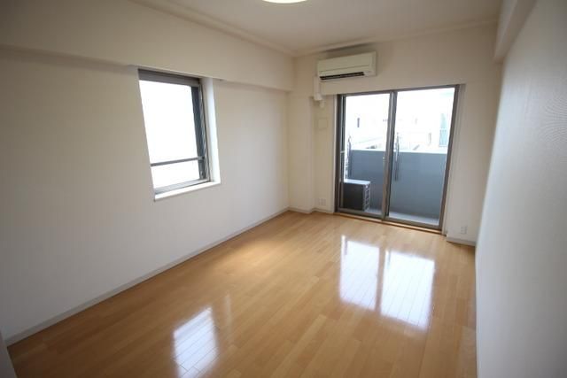 居室・リビング　明るい二面採光のお部屋