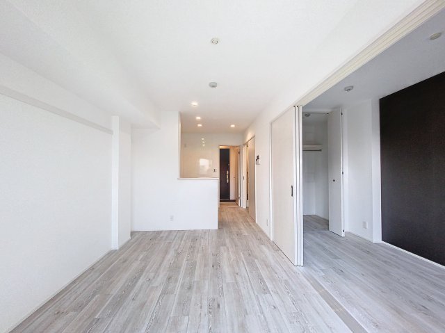 居室・リビング　落ち着いた色合いの床材を使用した居住空間です。