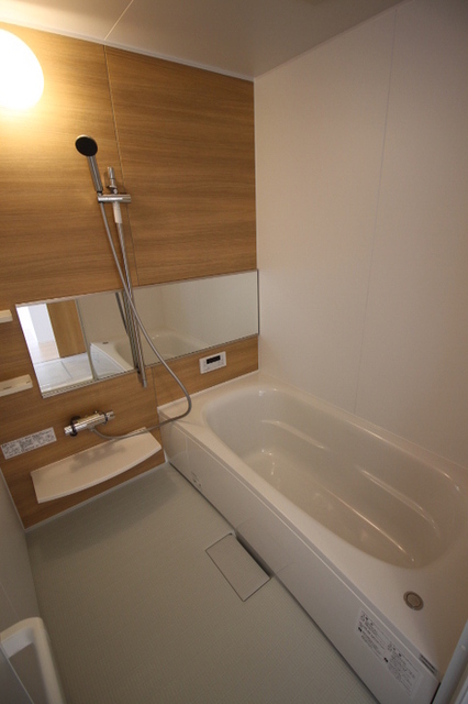 バス・シャワールーム　１０２　浴室