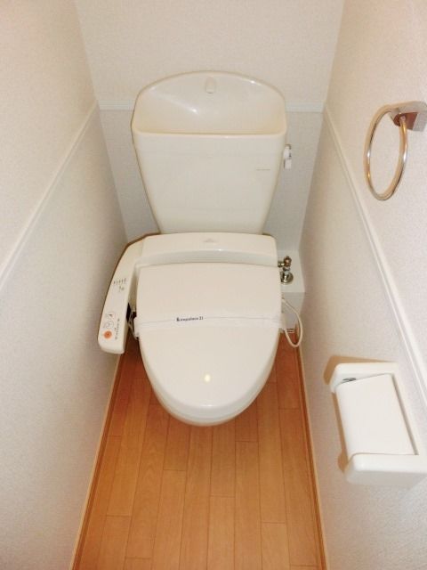 トイレ　うれしいウォシュレット付きです