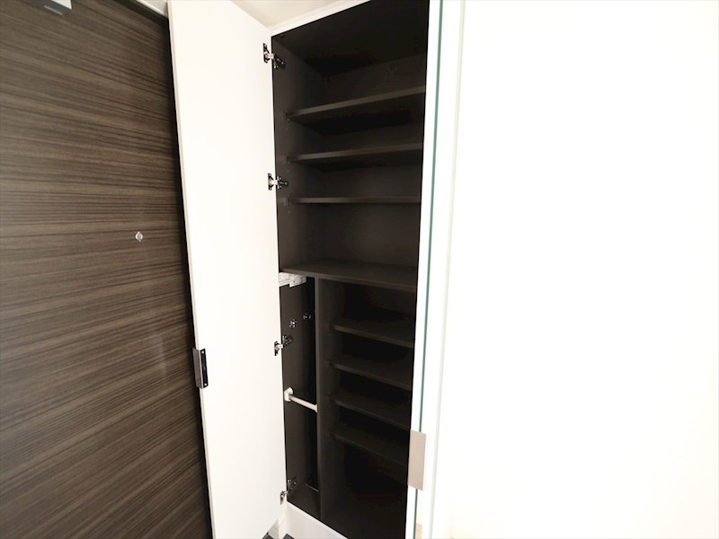 玄関　玄関　シューズボックス付（収納充実してます）