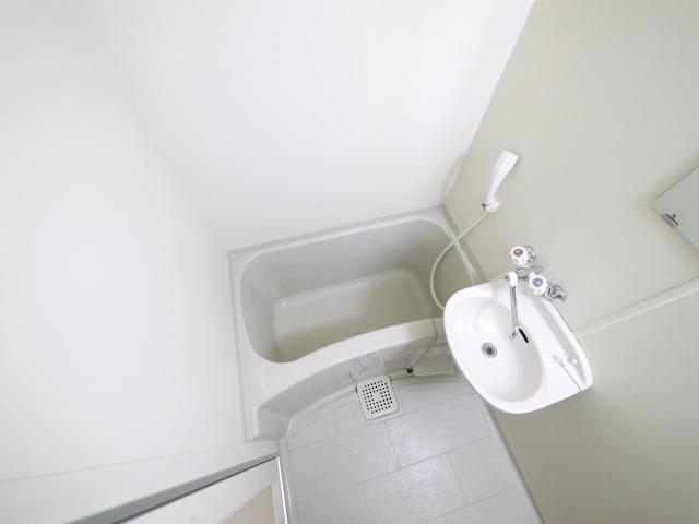 バス・シャワールーム　コンパクトで使いやすいお風呂です