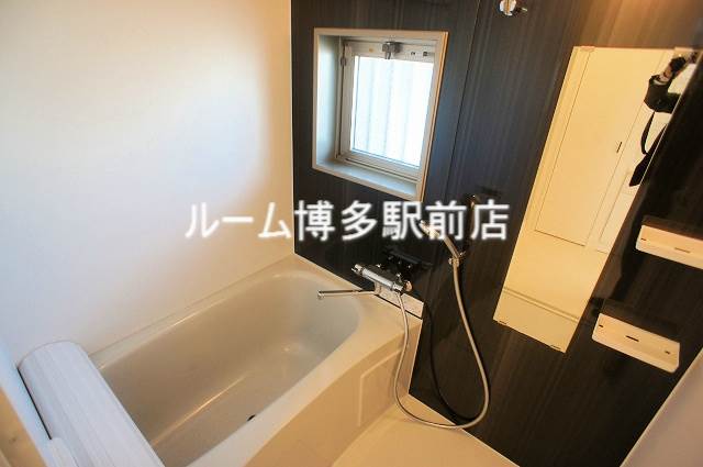 バス・シャワールーム　窓付きお風呂