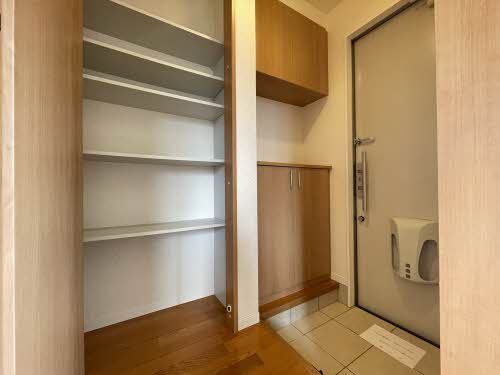 玄関　※同タイプの部屋写真です