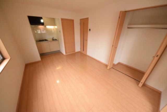 居室・リビング　２面採光の明るい居室