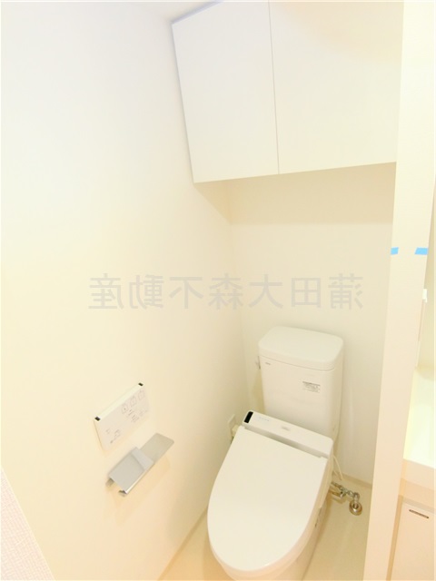 トイレ　棚収納と温水洗浄便座付きのトイレ