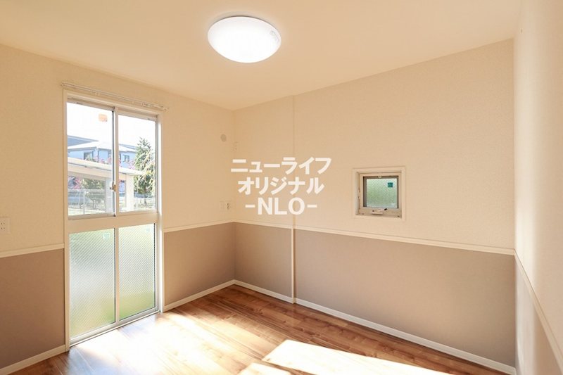 その他　洋室4.6帖　大きな窓が空間に開放感と明るさを与えます☆