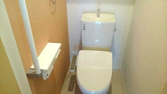 トイレ　落ち着いた色調のトイレです