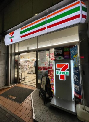 コンビニ　セブンイレブン人形町駅西店（コンビニ）まで150m