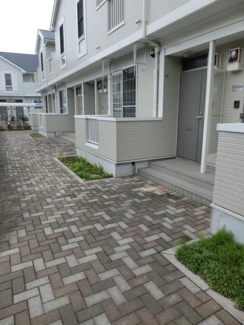 エントランス　整備された玄関前通路