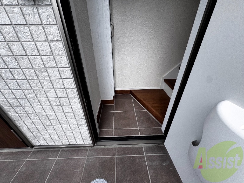 その他　こちらは玄関になります。扉を開けるととても明るいですね。