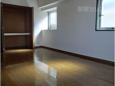 居室・リビング　角部屋で小窓と出窓が付きます。