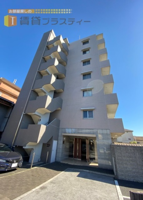 建物外観　国道沿いで帰宅も安心。オートロック付