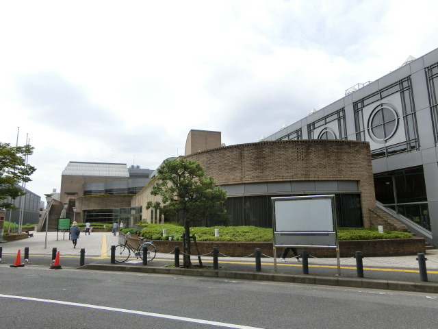 図書館　中央図書館（図書館）まで800m