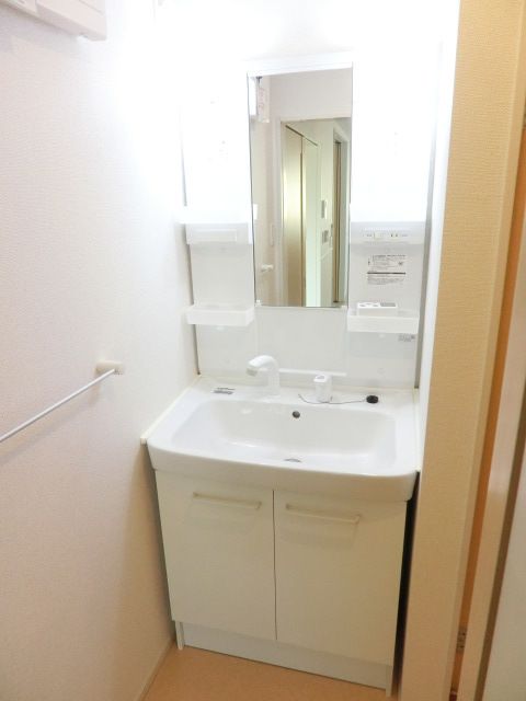洗面設備　忙しい朝に便利な独立洗面台。