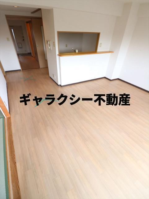 居室・リビング　10.4帖の明るいリビングルーム