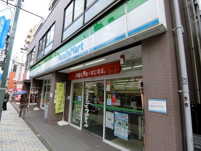 コンビニ　ファミリーマート（コンビニ）まで400m