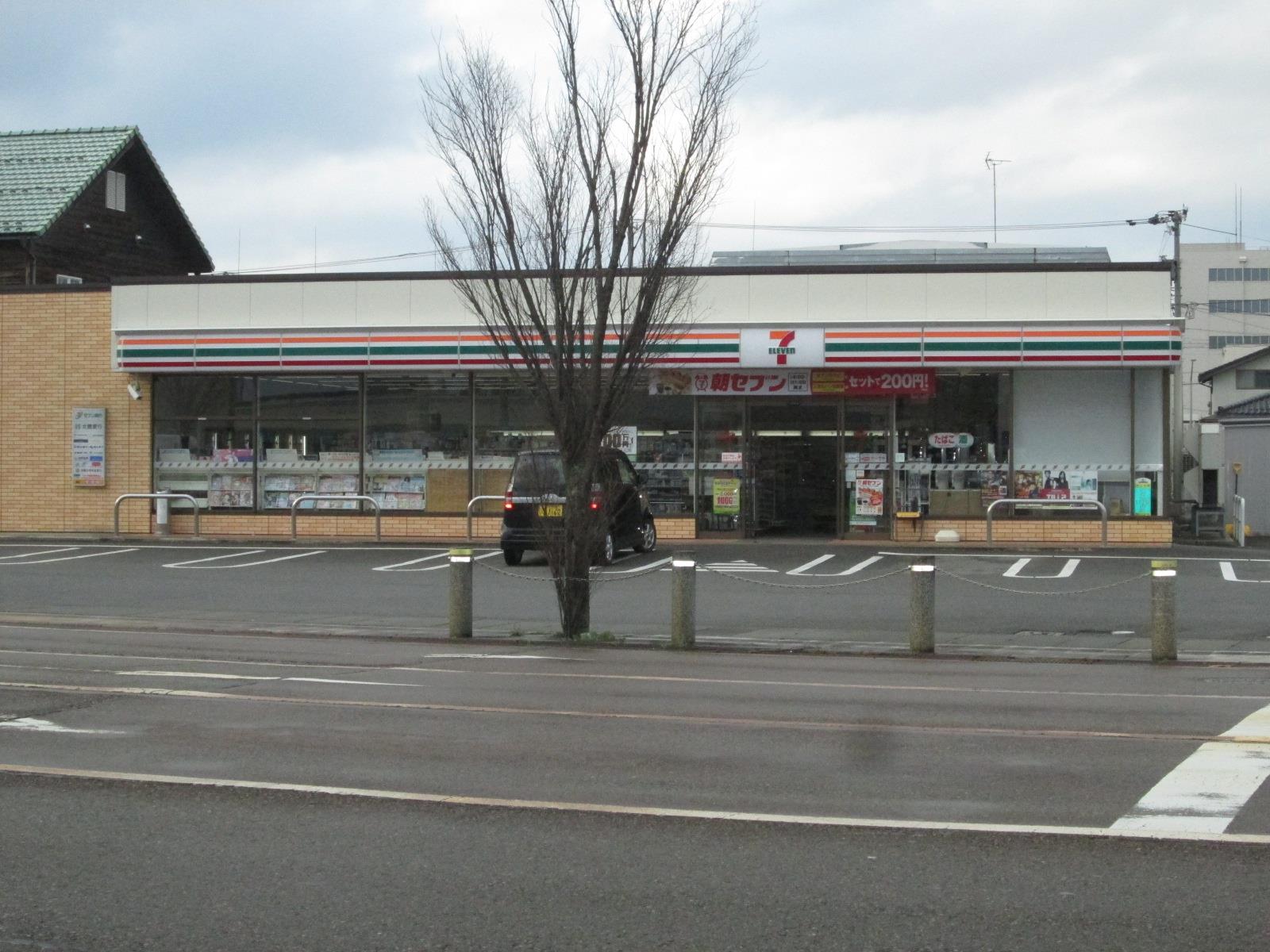 コンビニ　セブンイレブン小松日の出町2丁目店（コンビニ）まで704m