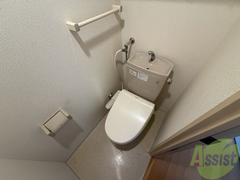 トイレ　ウォシュレット機能がついたトイレです。安心して使用できます。