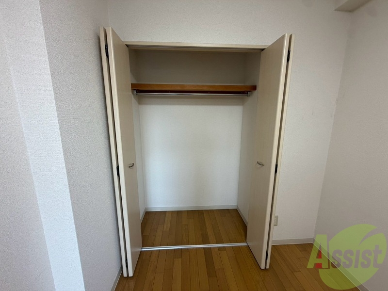収納　クローゼットを開けてみました。奥行きがありますね。