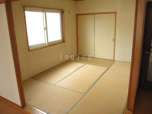 その他　フローリングよりも暖かい和室です
