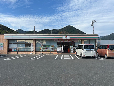 コンビニ　セブンイレブン山口県庁前店（コンビニ）まで557m