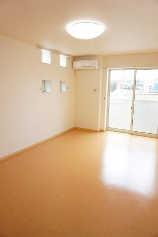 ＪＲ予讃線 鬼無駅 徒歩18分 2階建 築16年の居間写真