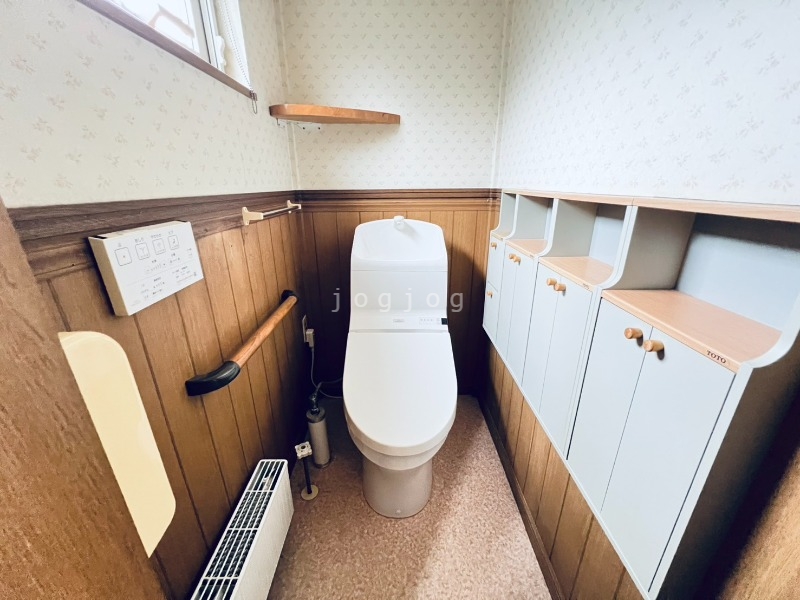 トイレ　嬉しい温水洗浄便座付き、収納のたっぷりのトイレです。