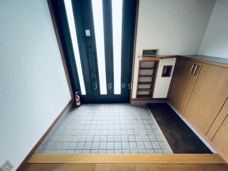 玄関　明るい開放的な玄関です。