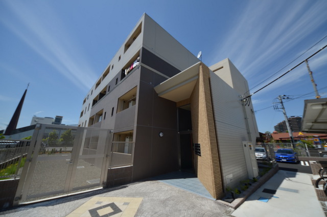 建物外観　★お隣にスーパー、こんな立地はなかなか…★