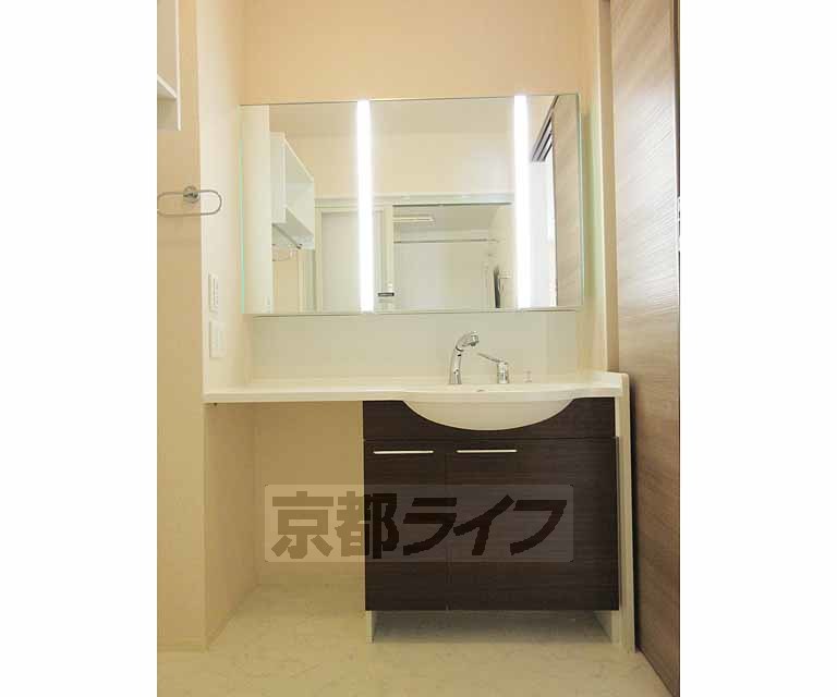 洗面設備　鏡裏も収納できます・