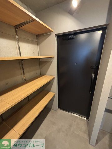 玄関　★奇数階・偶数階で木材や壁の色が異なります。