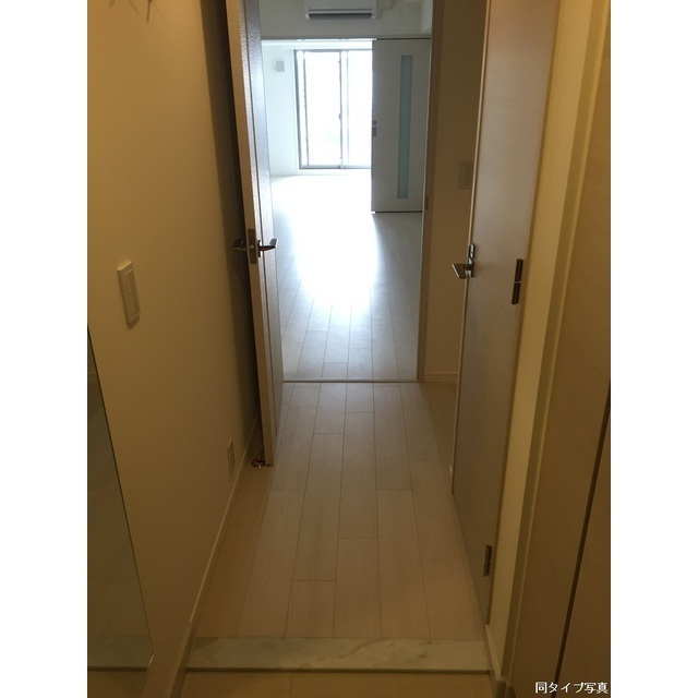 玄関　※部屋タイプによって色が異なる場合がございます