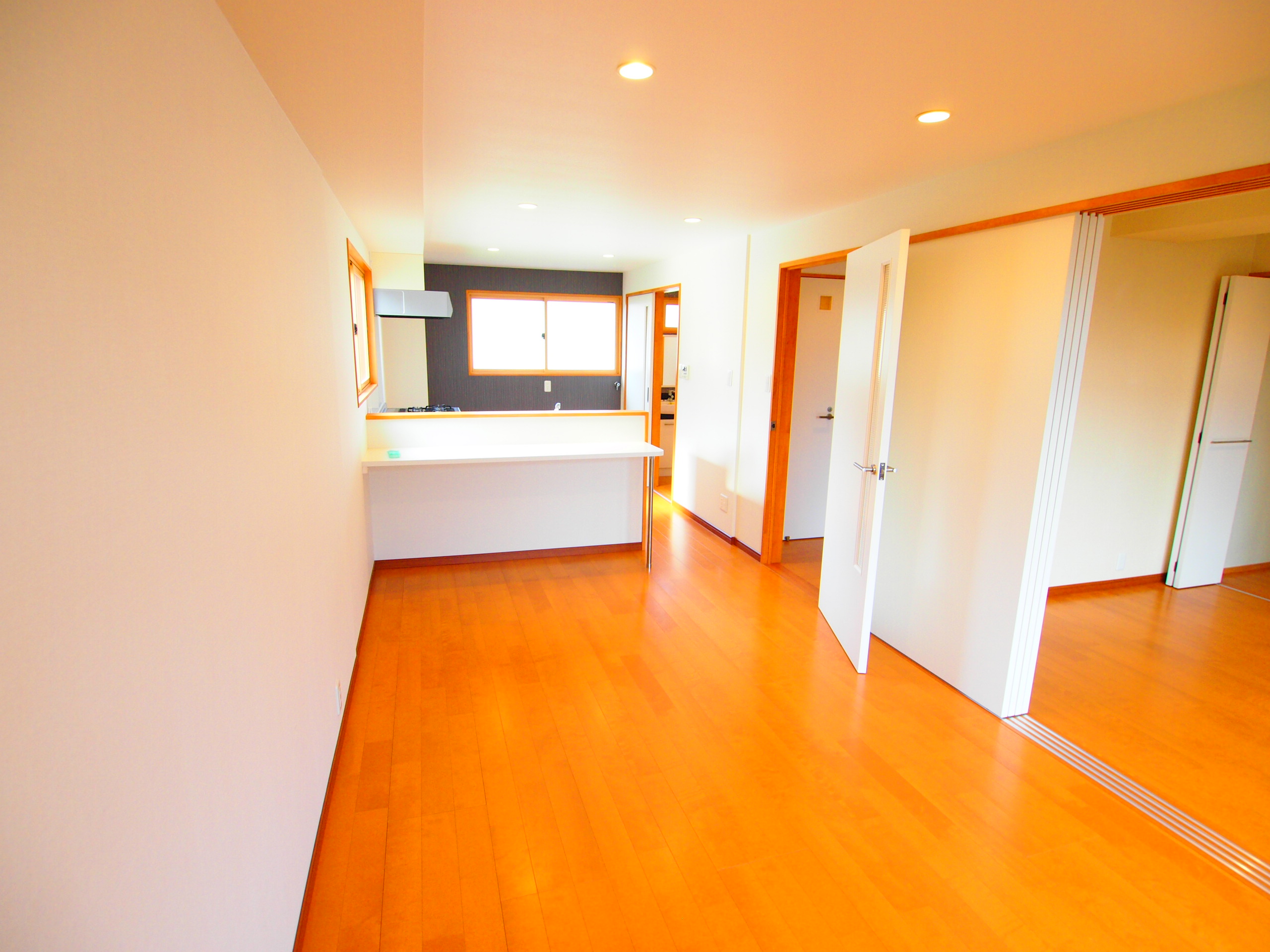 居室・リビング　リビングは12帖♪キッチンからの動線も快適。