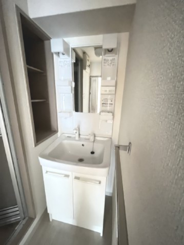 洗面設備　明るい洗面所です