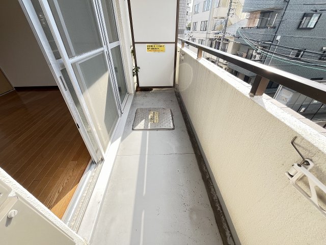 バルコニー　暖かな日差しのふりそそぐバルコニー